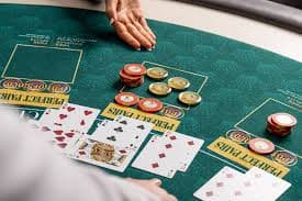 Antarmuka aplikasi mobile player 333 menampilkan permainan slot dan opsi navigasi